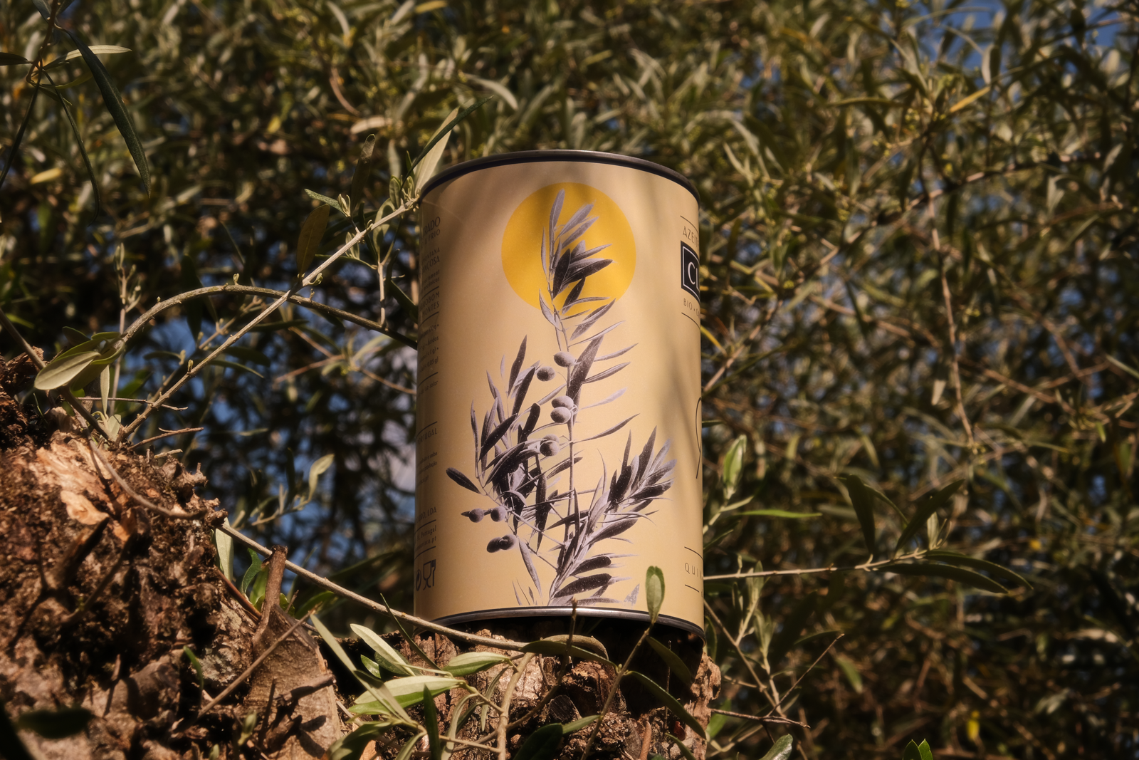 Lata de azeite biológico Quinta Mourisca em ambiente natural